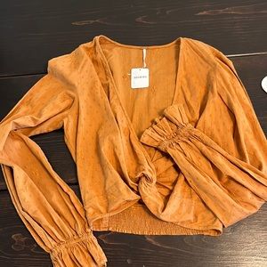 NWT FREE PEOPLE RUST COLOR CROP TOP, LOW CUT TOP. SIZE SMALL.